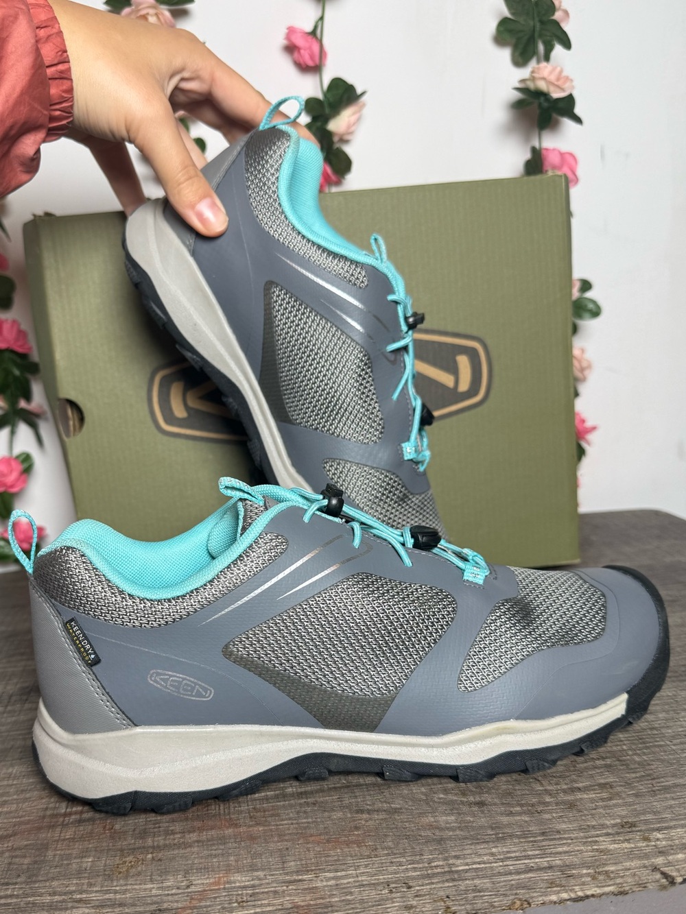 Keen Wanduro Low Waterproof Hiking Shoes in the Steel Grey/Ipanema colorway
